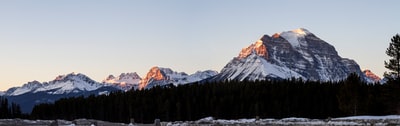 白昼雪山